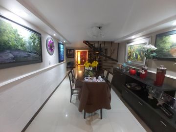 CASA EN VENTA. ÚNICA POR SUS CARACTERÍSTICAS. A MINUTOS DEL CENTRO DE POSADAS.