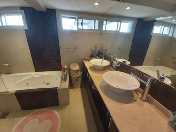 CASA EN VENTA. ÚNICA POR SUS CARACTERÍSTICAS. A MINUTOS DEL CENTRO DE POSADAS.