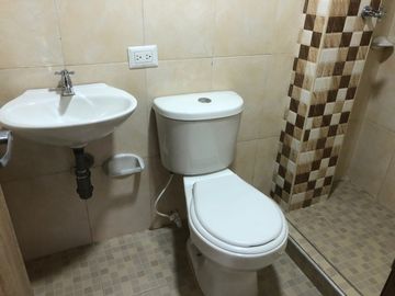 SE VENDE EDIFICIO RENTABLE Y  ESQUINERO DE 5 PISOS  B/ UNIR II BOGOTA COLOMBIA