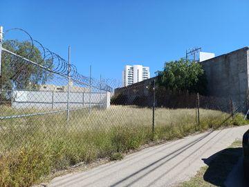LOTE COMERCIAL AL PTE.EN AV.GARZA SDA 20M DFRENTE!!