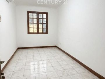 Rumah Otista Jatinegara Rapi Siap Huni Dekat Tranportasi Umum