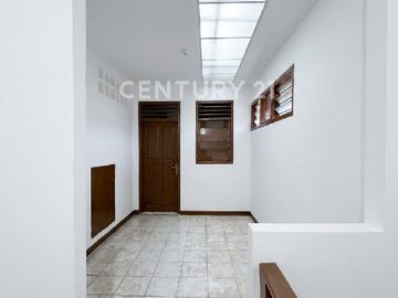 Rumah Otista Jatinegara Rapi Siap Huni Dekat Tranportasi Umum