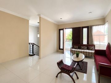Rumah Modern 2 Lantai di Cirendeu Dekat Labschool Hadap Selatan