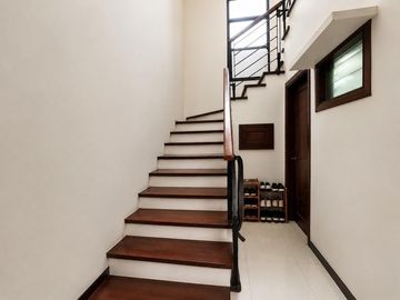 Rumah Modern 2 Lantai di Cirendeu Dekat Labschool Hadap Selatan