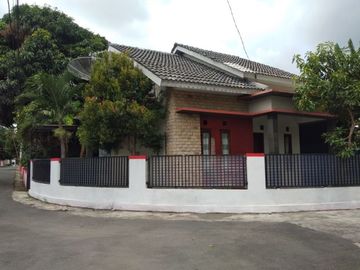 Rumah strategis posisi hook dekat RSA UGM