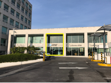 Local comercial en Plaza en Av. Principal
