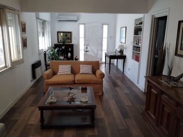 Casa con Departamento en venta en Ezpeleta Este