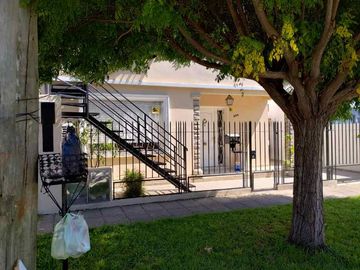 Casa con Departamento en venta en Ezpeleta Este