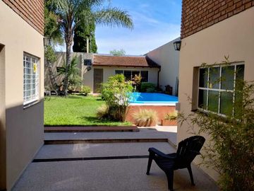Casa con Departamento en venta en Ezpeleta Este