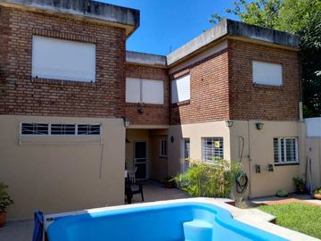 Casa con Departamento en venta en Ezpeleta Este