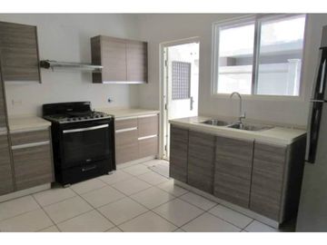 SE VENDE CASA EN PASEO DEL NORTE, BRISAS DEL GOLF $240,000 AM