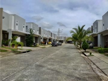 SE VENDE CASA EN PASEO DEL NORTE, BRISAS DEL GOLF $240,000 AM