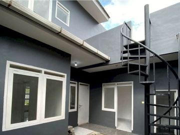 RUMAH SIAP HUNI NYAMAN 2 LANTAI TANAH LUAS DEKAT PUSAT KOTA BUAH BATU BANDUNG LOKASI STRATEGIS