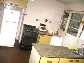 VENTA : : 3 AMB C/DEPENDENCIA : : COCHERA : : CHARCAS 4300 : : U$S 239.000.-