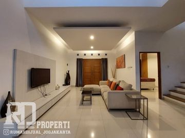 Rumah Mewah dalam Perumahan dekat Hotel Hyatt Jalan Palagan