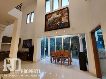 Rumah Mewah dalam Perumahan dekat Hotel Hyatt Jalan Palagan