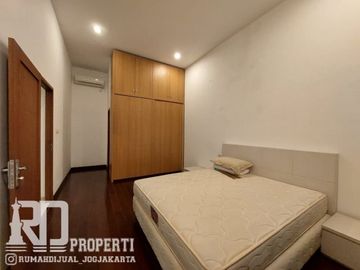 Rumah Mewah dalam Perumahan dekat Hotel Hyatt Jalan Palagan
