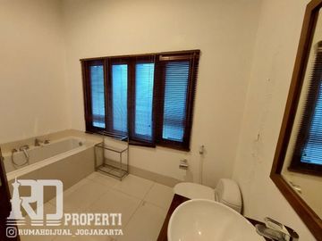 Rumah Mewah dalam Perumahan dekat Hotel Hyatt Jalan Palagan