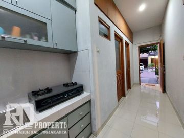 Rumah Mewah dalam Perumahan dekat Hotel Hyatt Jalan Palagan