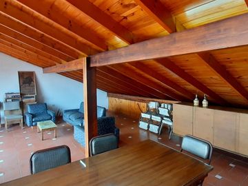 HERMOSA CASA DE ESTILO CON QUINCHO AMPLIO Y GALPON EN PLANTA BAJA EXCELENTE LOTE DE 8.66 X 45 METROS