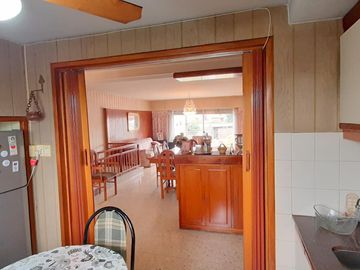 HERMOSA CASA DE ESTILO CON QUINCHO AMPLIO Y GALPON EN PLANTA BAJA EXCELENTE LOTE DE 8.66 X 45 METROS