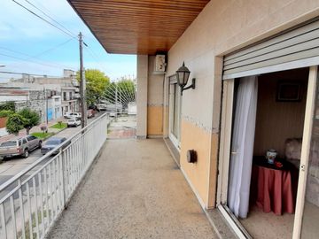 HERMOSA CASA DE ESTILO CON QUINCHO AMPLIO Y GALPON EN PLANTA BAJA EXCELENTE LOTE DE 8.66 X 45 METROS