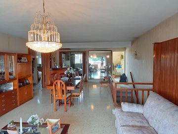 HERMOSA CASA DE ESTILO CON QUINCHO AMPLIO Y GALPON EN PLANTA BAJA EXCELENTE LOTE DE 8.66 X 45 METROS