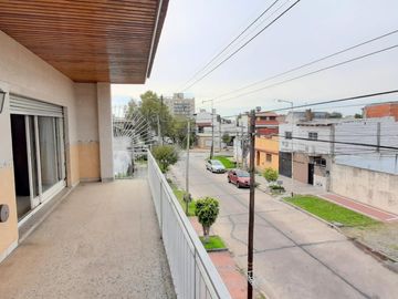 HERMOSA CASA DE ESTILO CON QUINCHO AMPLIO Y GALPON EN PLANTA BAJA EXCELENTE LOTE DE 8.66 X 45 METROS