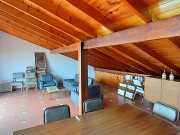 HERMOSA CASA DE ESTILO CON QUINCHO AMPLIO Y GALPON EN PLANTA BAJA EXCELENTE LOTE DE 8.66 X 45 METROS
