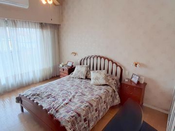 HERMOSA CASA DE ESTILO CON QUINCHO AMPLIO Y GALPON EN PLANTA BAJA EXCELENTE LOTE DE 8.66 X 45 METROS