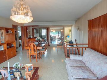 HERMOSA CASA DE ESTILO CON QUINCHO AMPLIO Y GALPON EN PLANTA BAJA EXCELENTE LOTE DE 8.66 X 45 METROS