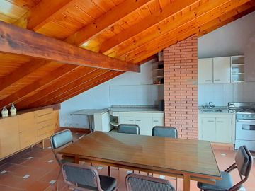 HERMOSA CASA DE ESTILO CON QUINCHO AMPLIO Y GALPON EN PLANTA BAJA EXCELENTE LOTE DE 8.66 X 45 METROS