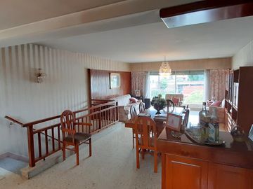 HERMOSA CASA DE ESTILO CON QUINCHO AMPLIO Y GALPON EN PLANTA BAJA EXCELENTE LOTE DE 8.66 X 45 METROS