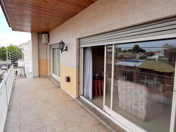 HERMOSA CASA DE ESTILO CON QUINCHO AMPLIO Y GALPON EN PLANTA BAJA EXCELENTE LOTE DE 8.66 X 45 METROS