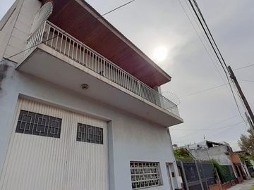 HERMOSA CASA DE ESTILO CON QUINCHO AMPLIO Y GALPON EN PLANTA BAJA EXCELENTE LOTE DE 8.66 X 45 METROS