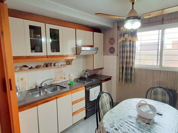 HERMOSA CASA DE ESTILO CON QUINCHO AMPLIO Y GALPON EN PLANTA BAJA EXCELENTE LOTE DE 8.66 X 45 METROS