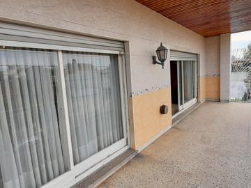 HERMOSA CASA DE ESTILO CON QUINCHO AMPLIO Y GALPON EN PLANTA BAJA EXCELENTE LOTE DE 8.66 X 45 METROS