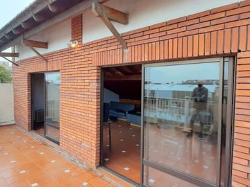 HERMOSA CASA DE ESTILO CON QUINCHO AMPLIO Y GALPON EN PLANTA BAJA EXCELENTE LOTE DE 8.66 X 45 METROS