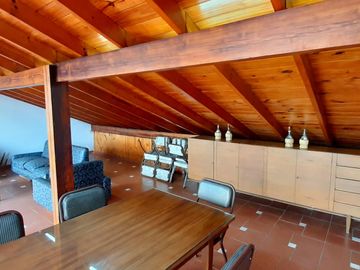 HERMOSA CASA DE ESTILO CON QUINCHO AMPLIO Y GALPON EN PLANTA BAJA EXCELENTE LOTE DE 8.66 X 45 METROS