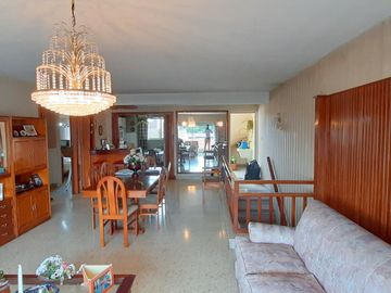 HERMOSA CASA DE ESTILO CON QUINCHO AMPLIO Y GALPON EN PLANTA BAJA EXCELENTE LOTE DE 8.66 X 45 METROS