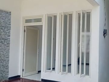 Rumah minimalis depan taman di perumahan babatan mukti harga murah ROW 2 mobil