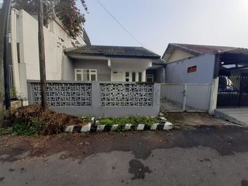 Rumah minimalis depan taman di perumahan babatan mukti harga murah ROW 2 mobil