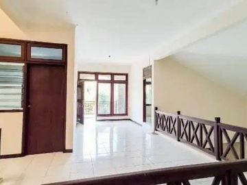 Rumah Hook 2 Lantai Luas 262 di Dewandaru Sukarno Hatta Malang