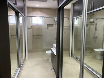 House and Lot 3 Storey For Sale in Diliman Quezon City