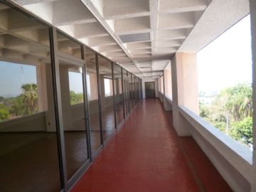 Edificio de productos en el centro de Cuernavaca en esquina