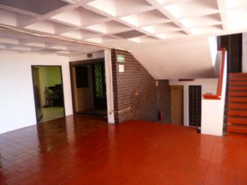 Edificio de productos en el centro de Cuernavaca en esquina
