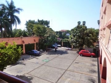 Edificio de productos en el centro de Cuernavaca en esquina