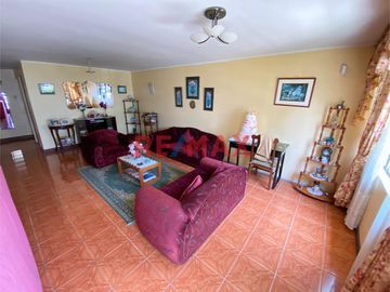 Excelente oportunidad de disfrutar de la privilegiada y tranquila ubicación de ésta hermosa Casa de solo un piso, con 200 mt2 de área de terreno por 1