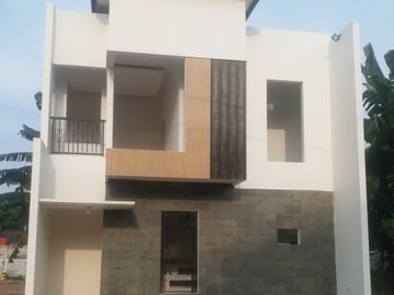 Rumah di Cikunir Bekasi Selatan,2 Lantai Deket Stasiun LRT