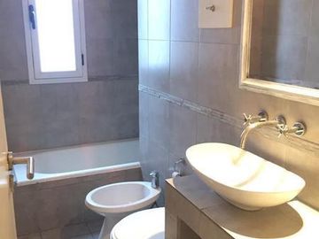 OPORTUNIDAD.- Luminoso departamento de 4 ambientes con balcón  Acas.-Vias/Santa Fe